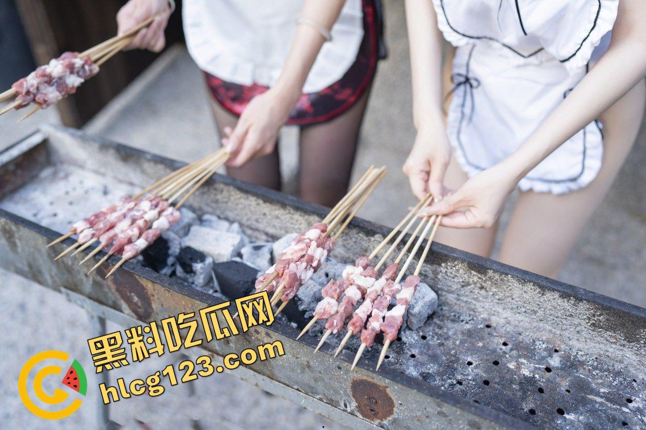 秀人网模特姐妹花私拍大尺度!厨娘变身3P战神,撸串撸到摄影师身上!-13