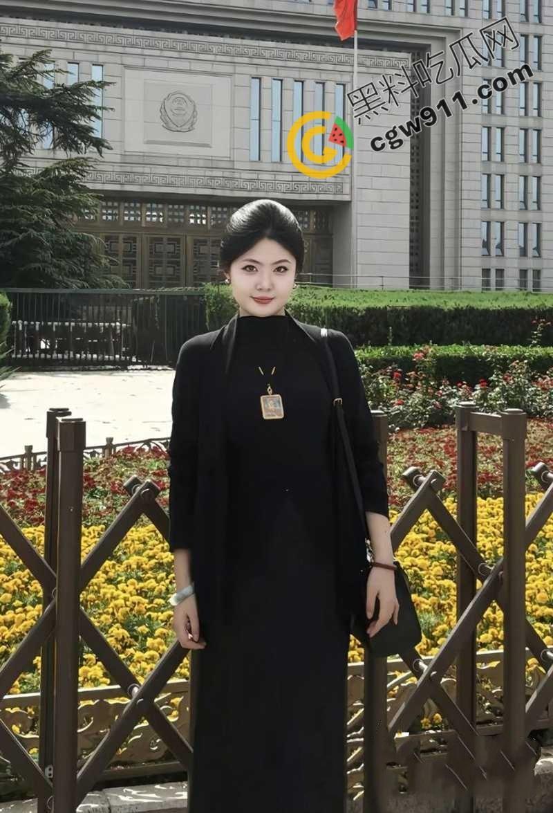 郑州气质美女【周仕琳】私拍泄密：露脸挨操，黑丝细腿，豪乳震撼，男友母狗玩法让人血脉贲张！-2