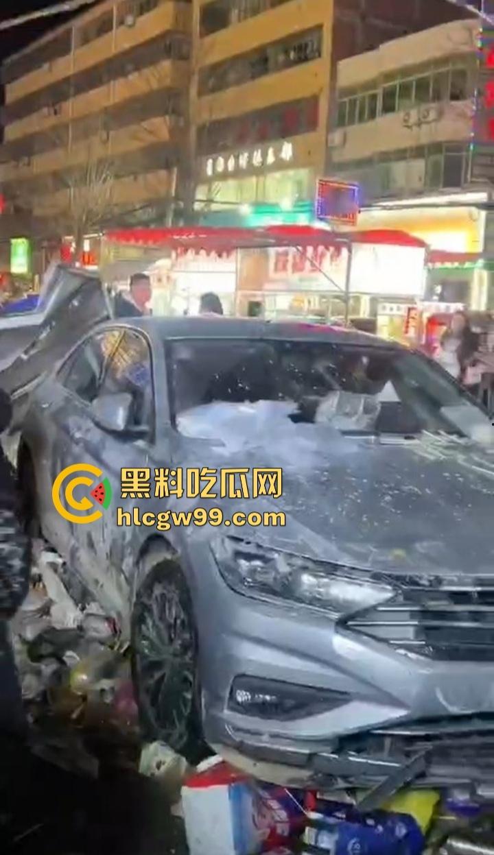 安徽亳州利辛县惊现马路杀神, 酒驾狠人凌晨狂飙,直接冲进小摊贩人群。孕妇当场被撞飞!-3