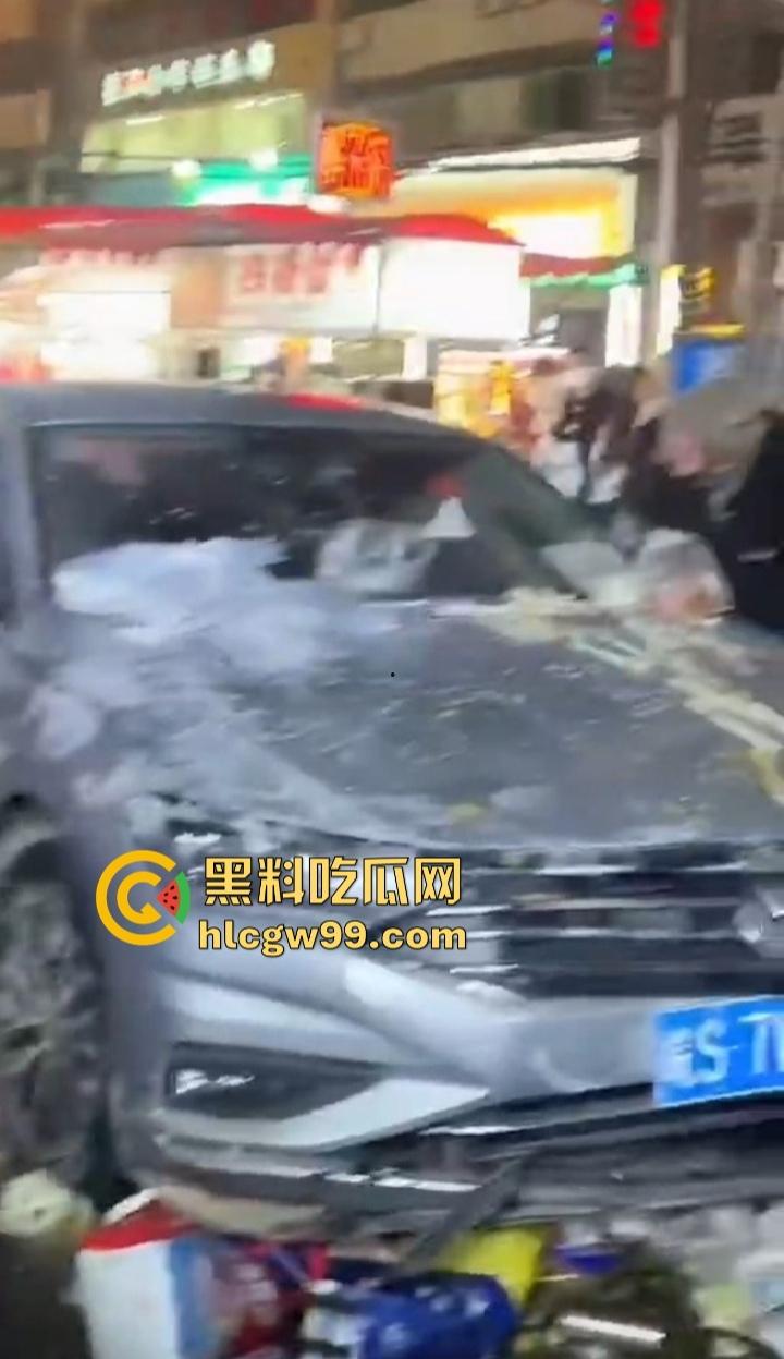 安徽亳州利辛县惊现马路杀神, 酒驾狠人凌晨狂飙,直接冲进小摊贩人群。孕妇当场被撞飞!-6