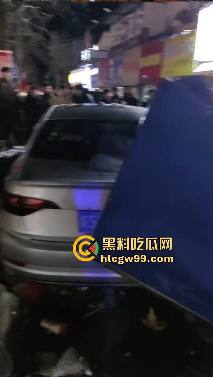 安徽亳州利辛县惊现马路杀神, 酒驾狠人凌晨狂飙,直接冲进小摊贩人群。孕妇当场被撞飞!-12