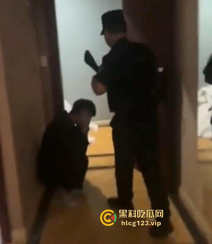 佤邦抓电信诈骗现场直播!一人六机连骗五线,正诈骗得起劲,警察直接端了!-2