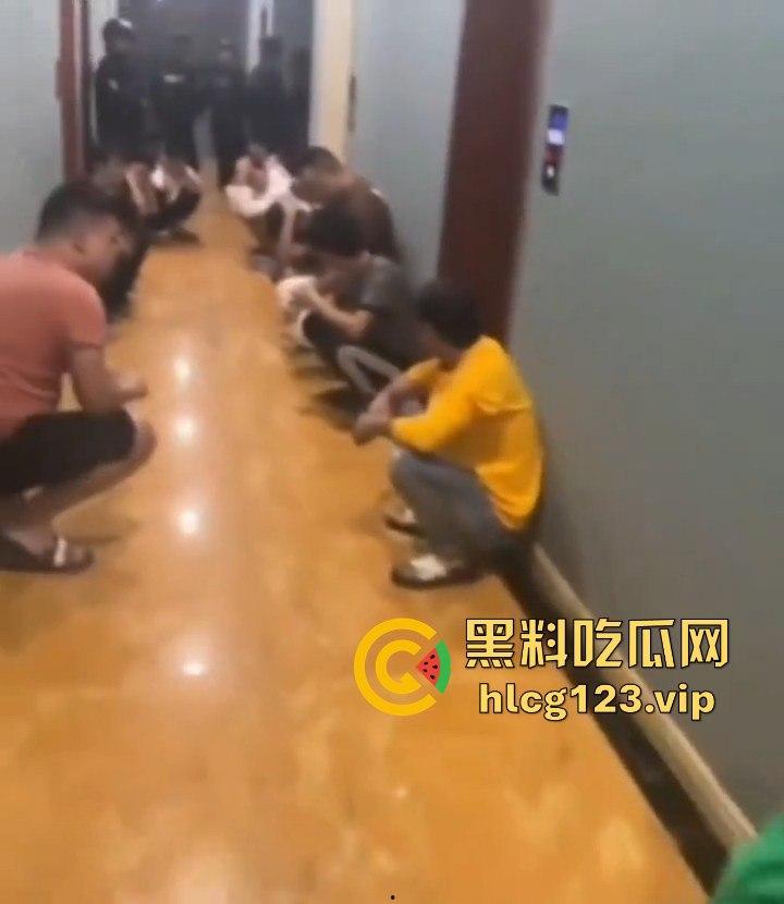 佤邦抓电信诈骗现场直播!一人六机连骗五线,正诈骗得起劲,警察直接端了!-3