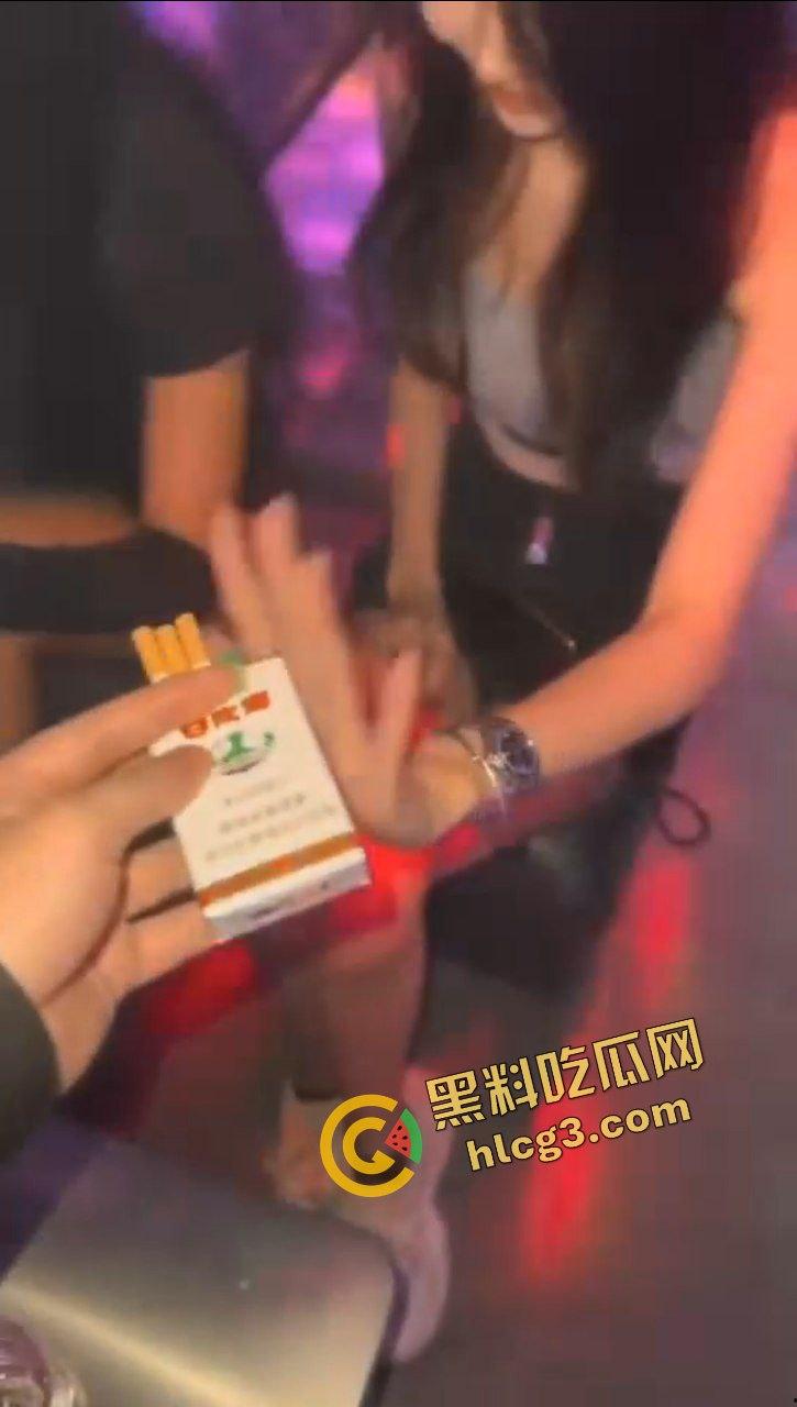 真实夜场夜店生活!酒吧KTV鸡小姐工作日常 淫乱现场大合集即刻呈现!-4