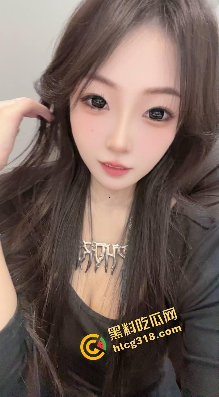 拍写真拍成足交局,俩闺蜜互舔奶玩脚,摄影师直接看傻这活谁不想干?摄影师鸡巴都夹肿了还不想走!-1