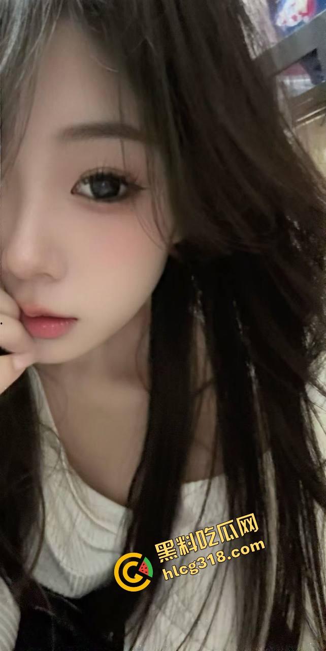 拍写真拍成足交局,俩闺蜜互舔奶玩脚,摄影师直接看傻这活谁不想干?摄影师鸡巴都夹肿了还不想走!-2