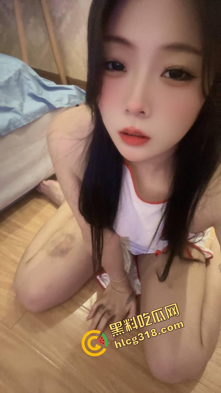 拍写真拍成足交局,俩闺蜜互舔奶玩脚,摄影师直接看傻这活谁不想干?摄影师鸡巴都夹肿了还不想走!-3