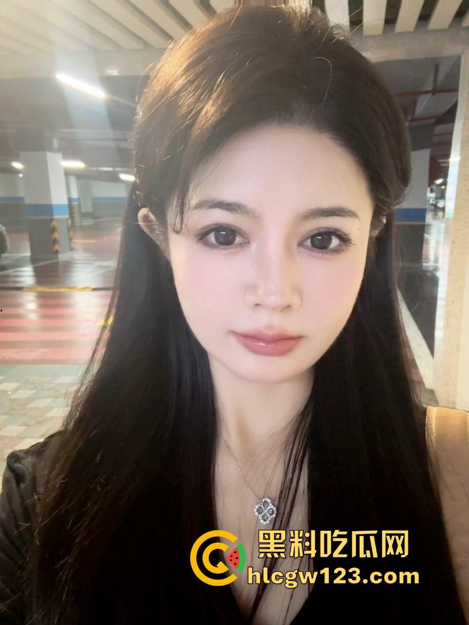 南京女秘书请假说去汇报方案,转身就跟金主爸爸开房,趴窗边奶子半露掀裙就开操,酒店落地窗上全是水!-1