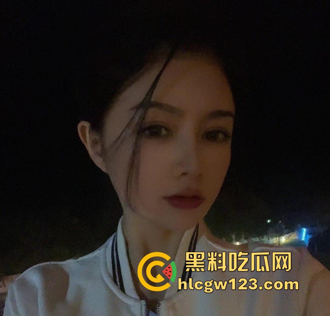 南京女秘书请假说去汇报方案,转身就跟金主爸爸开房,趴窗边奶子半露掀裙就开操,酒店落地窗上全是水!-2