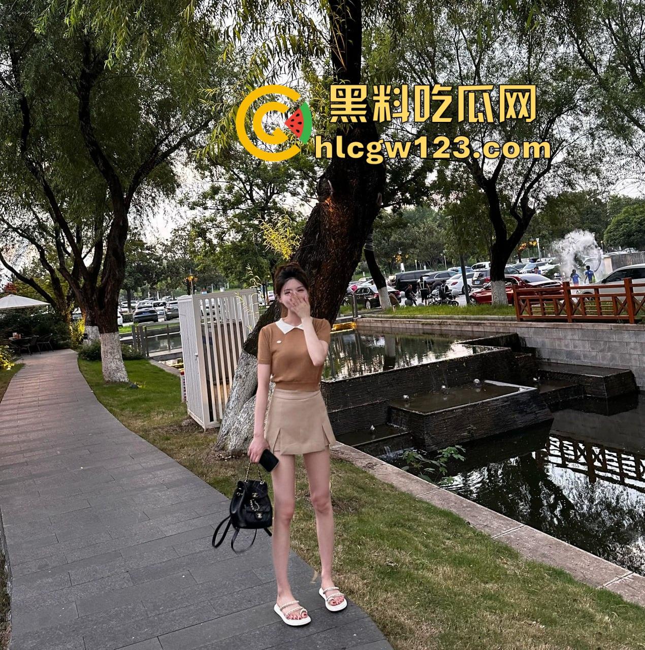 南京女秘书请假说去汇报方案,转身就跟金主爸爸开房,趴窗边奶子半露掀裙就开操,酒店落地窗上全是水!-3