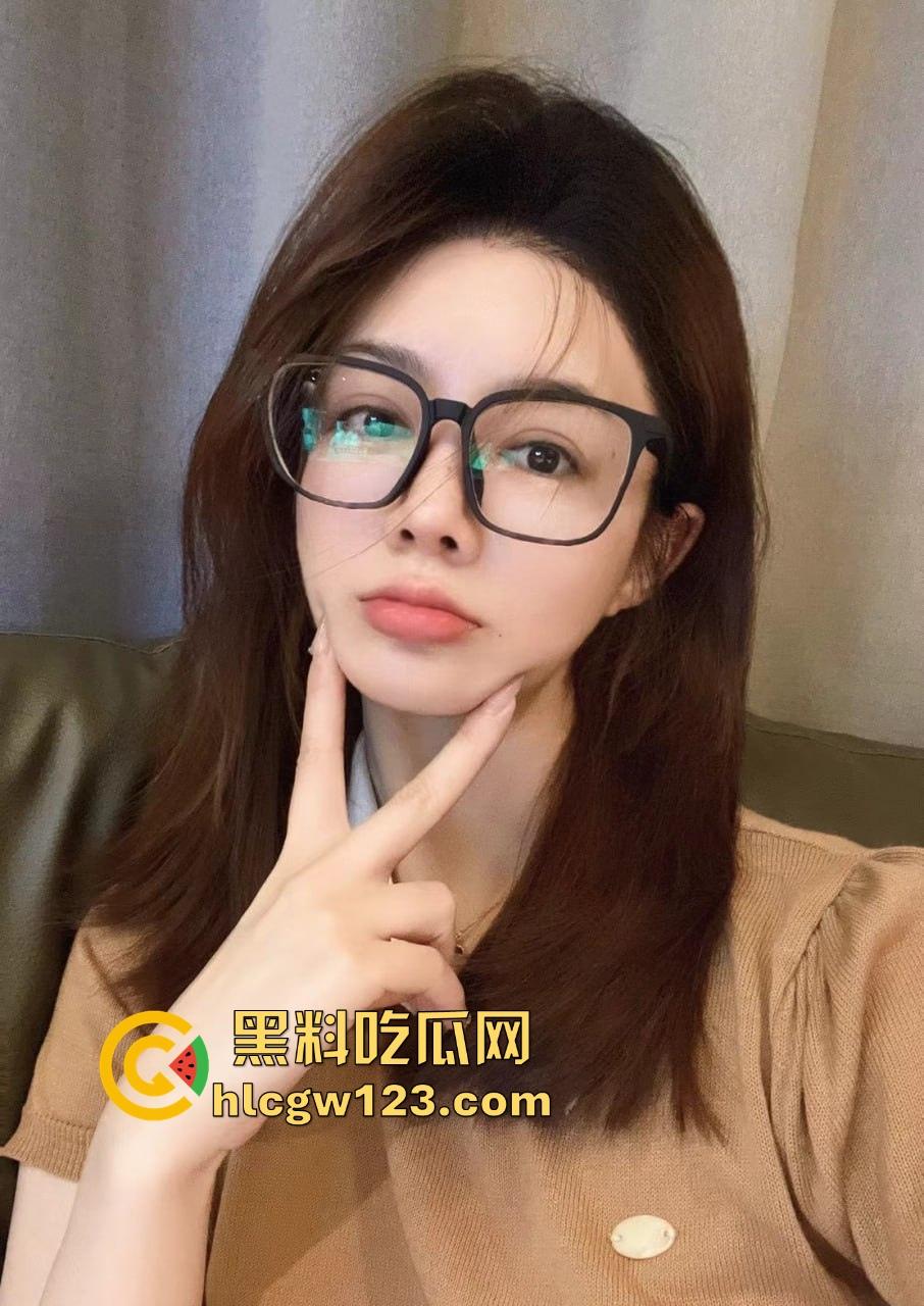 南京女秘书请假说去汇报方案,转身就跟金主爸爸开房,趴窗边奶子半露掀裙就开操,酒店落地窗上全是水!-4