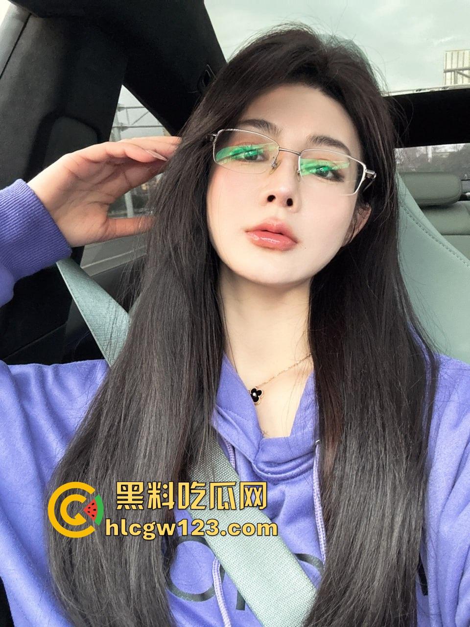 南京女秘书请假说去汇报方案,转身就跟金主爸爸开房,趴窗边奶子半露掀裙就开操,酒店落地窗上全是水!-5