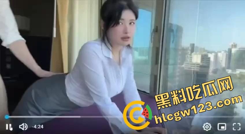 南京女秘书请假说去汇报方案,转身就跟金主爸爸开房,趴窗边奶子半露掀裙就开操,酒店落地窗上全是水!-10