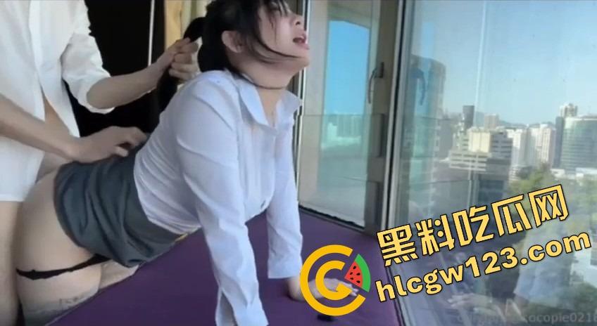 南京女秘书请假说去汇报方案,转身就跟金主爸爸开房,趴窗边奶子半露掀裙就开操,酒店落地窗上全是水!-11