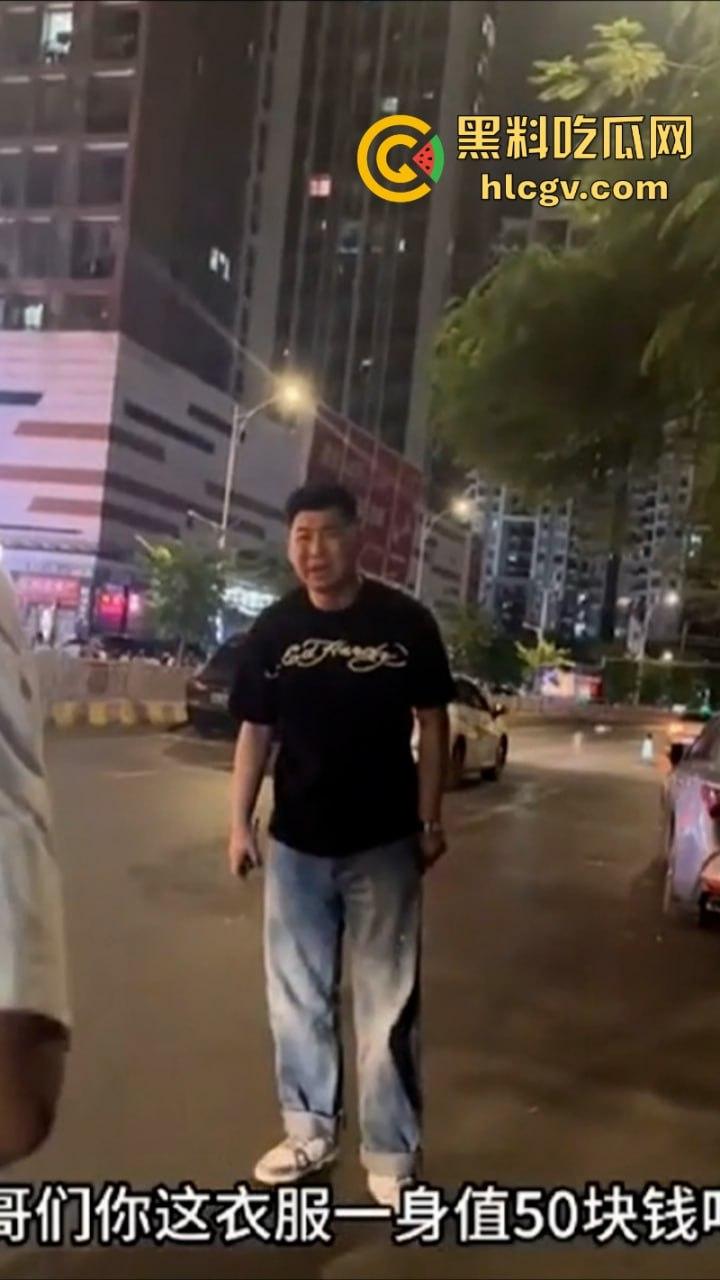 你这一身衣服值50块钱吗? 男子开老款CC路怒美式拦截特斯拉 并辱骂对方是穷逼!-1