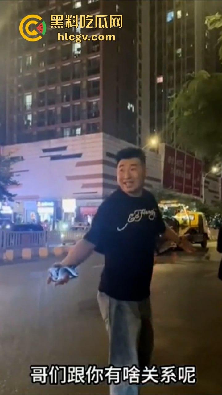 你这一身衣服值50块钱吗? 男子开老款CC路怒美式拦截特斯拉 并辱骂对方是穷逼!-2