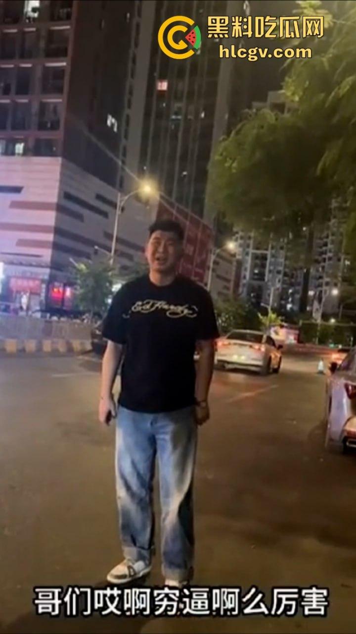 你这一身衣服值50块钱吗? 男子开老款CC路怒美式拦截特斯拉 并辱骂对方是穷逼!-3