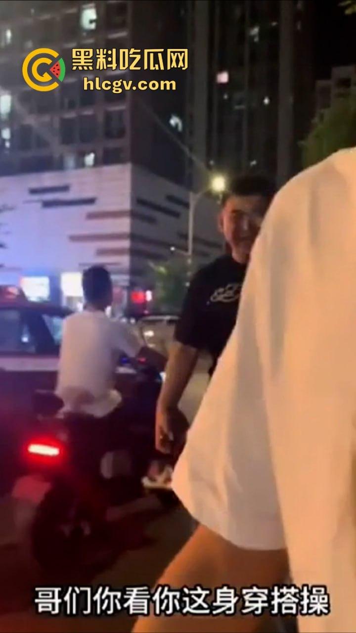 你这一身衣服值50块钱吗? 男子开老款CC路怒美式拦截特斯拉 并辱骂对方是穷逼!-6