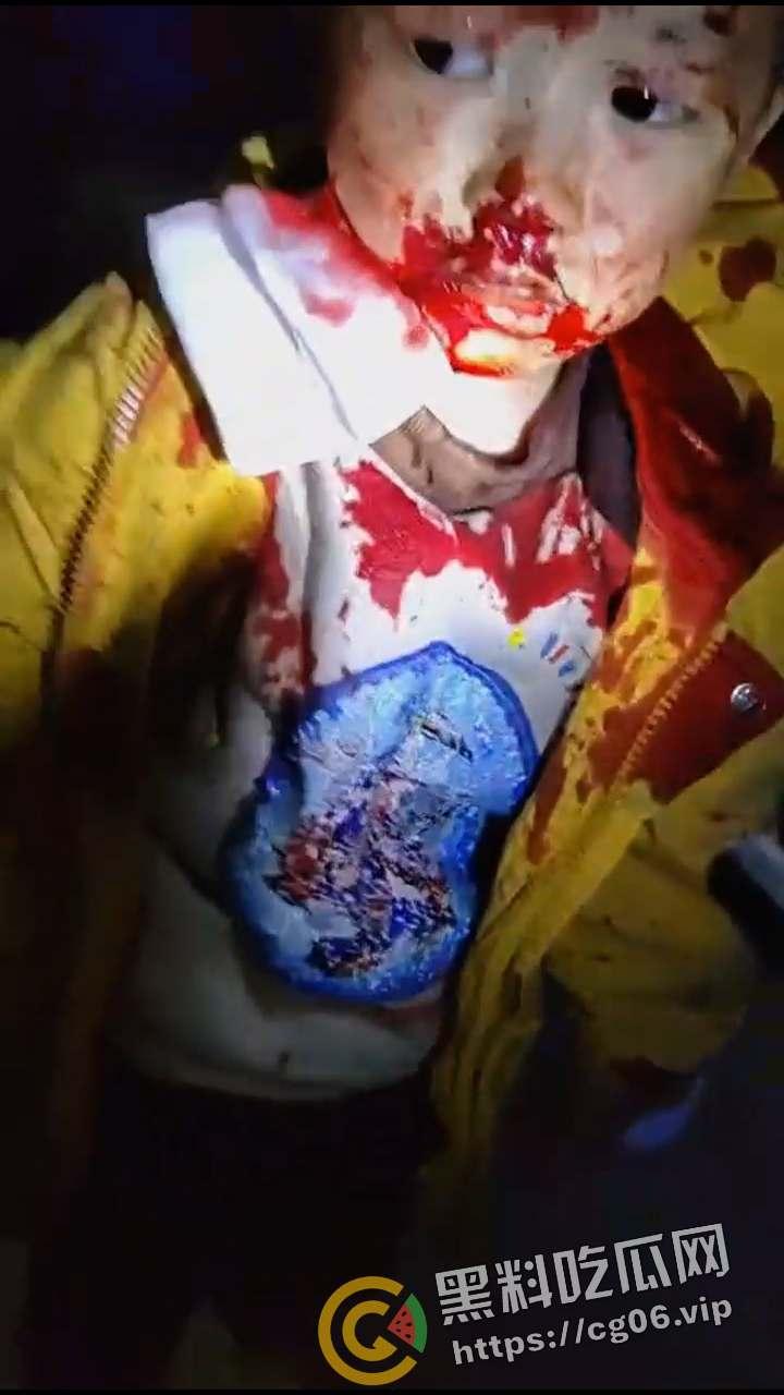 郑州灭门惨案!小孩半夜拍皮球 楼下邻居直接把全家刀了 丈夫当场死亡 血流满地 现场血腥画面曝光-7