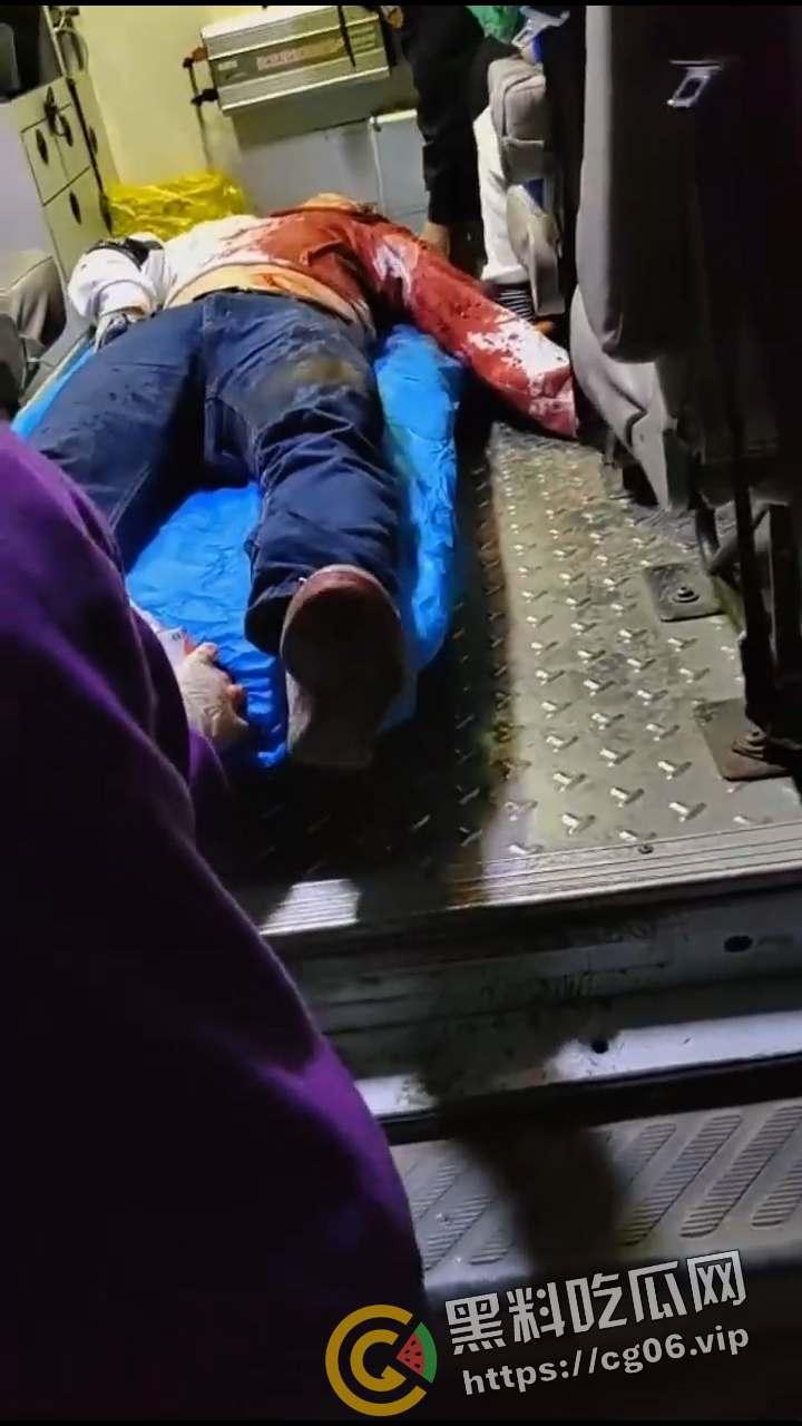 郑州灭门惨案!小孩半夜拍皮球 楼下邻居直接把全家刀了 丈夫当场死亡 血流满地 现场血腥画面曝光-9