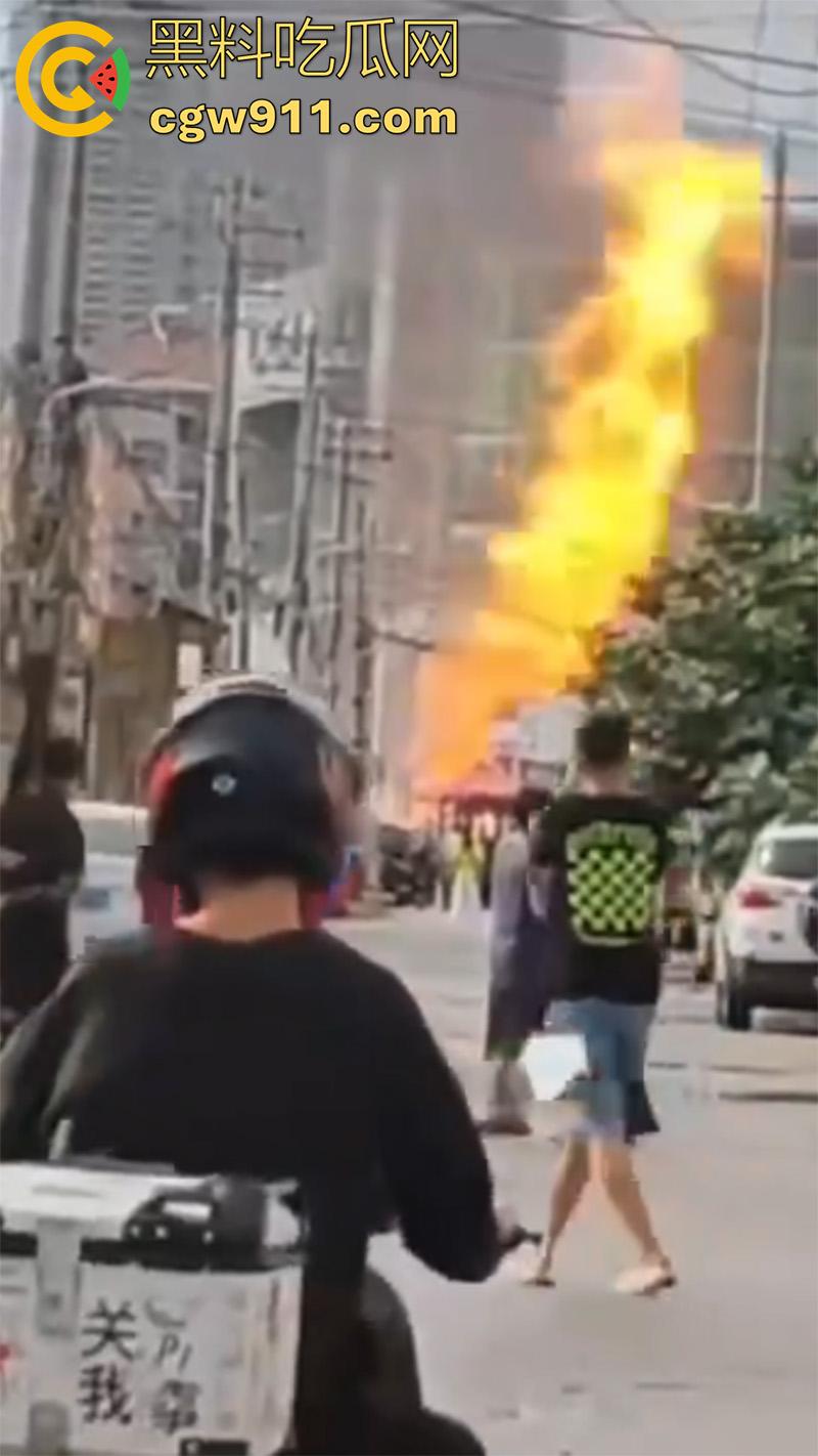 山东烟台燃气管道泄露,福山区北三路汇福街,因施工导致燃气管道破裂,现场大火冲天!-2