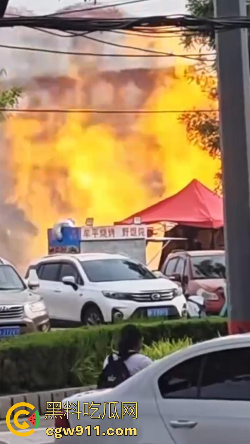 山东烟台燃气管道泄露,福山区北三路汇福街,因施工导致燃气管道破裂,现场大火冲天!-3