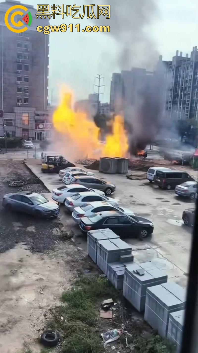 山东烟台燃气管道泄露,福山区北三路汇福街,因施工导致燃气管道破裂,现场大火冲天!-6