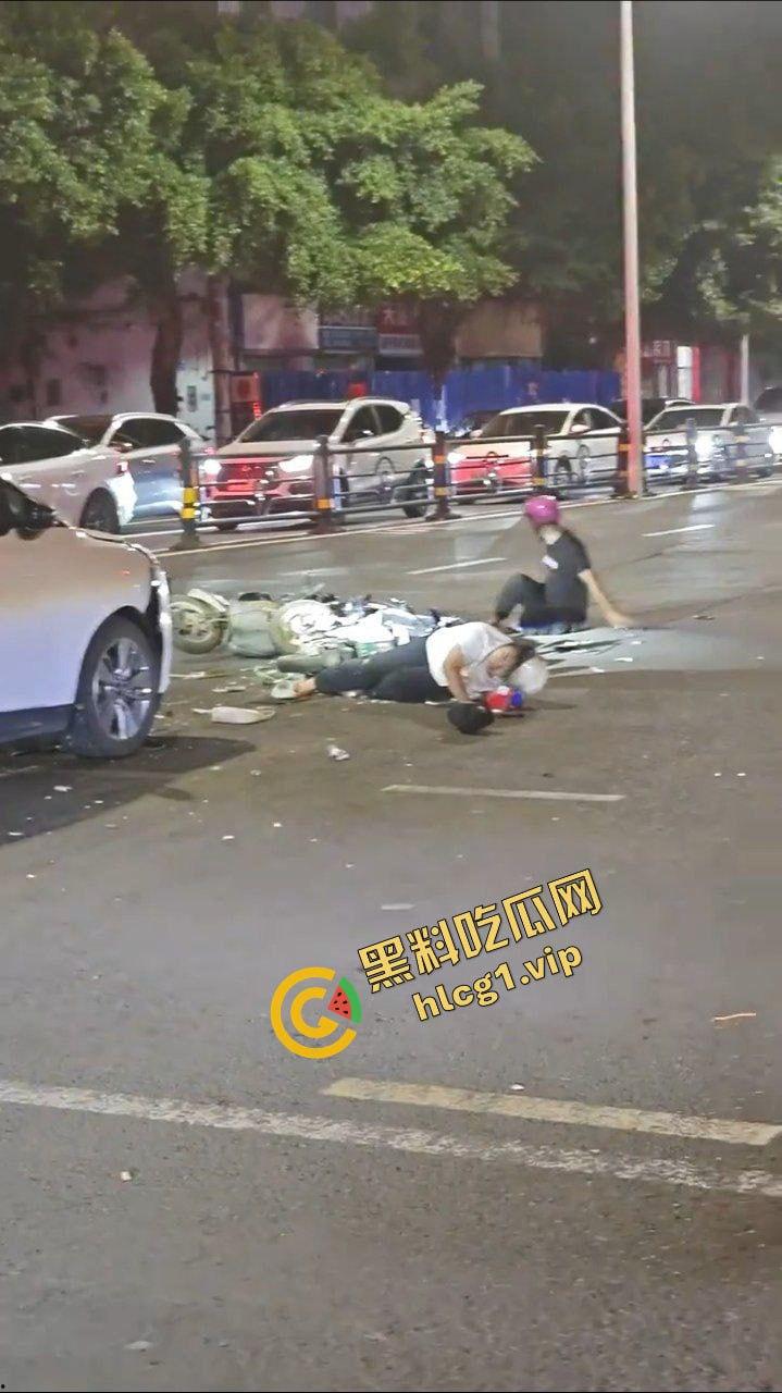 海南海口 文明天桥 新能源白车闯红灯 超速撞击电动车!致4人受伤!-6