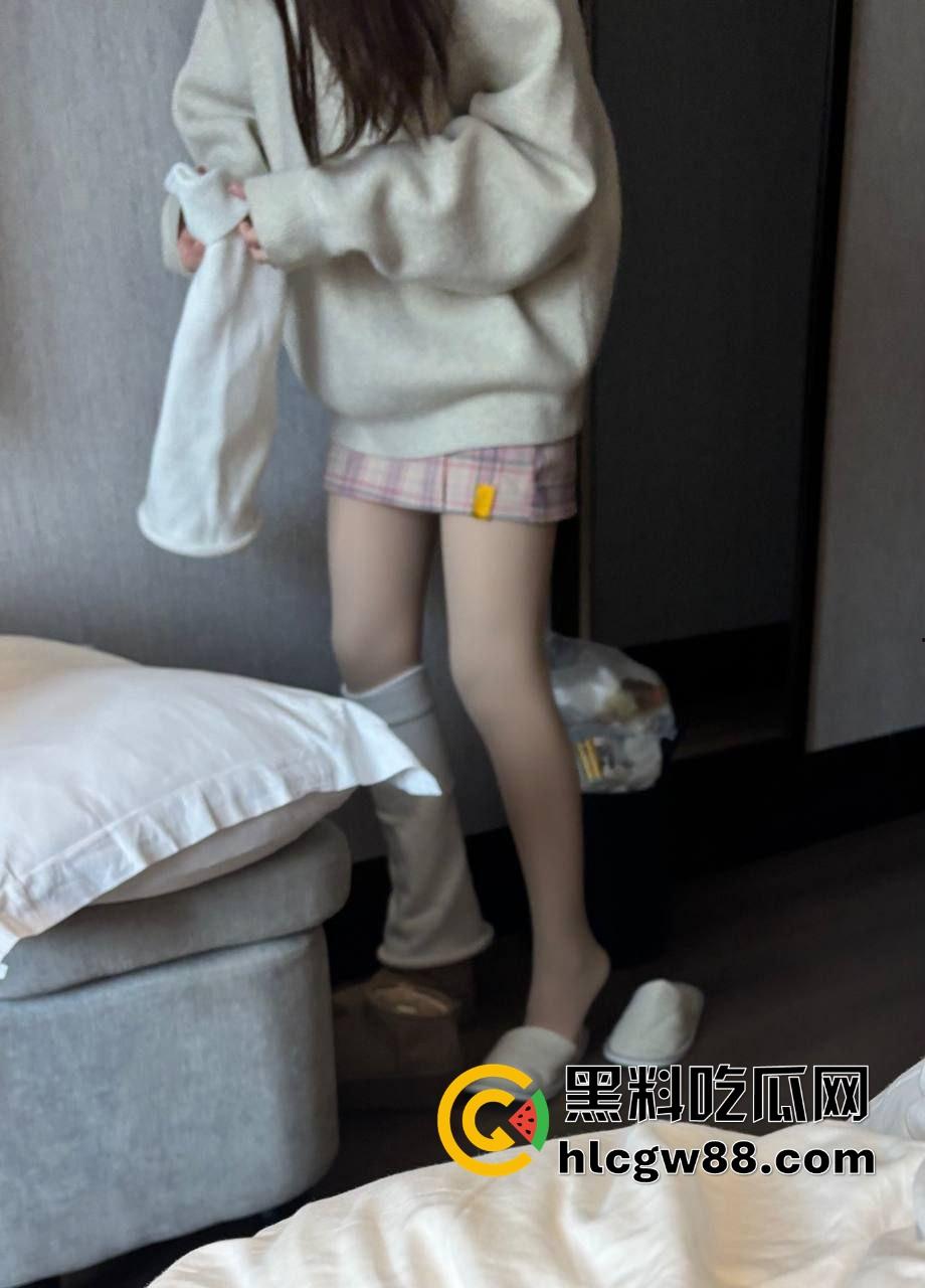 内蒙古高一【徐彤丹】清纯校花变万人骑妓女,给钱就操帅哥免费,69技术封神,毕业当天赋女优!-12