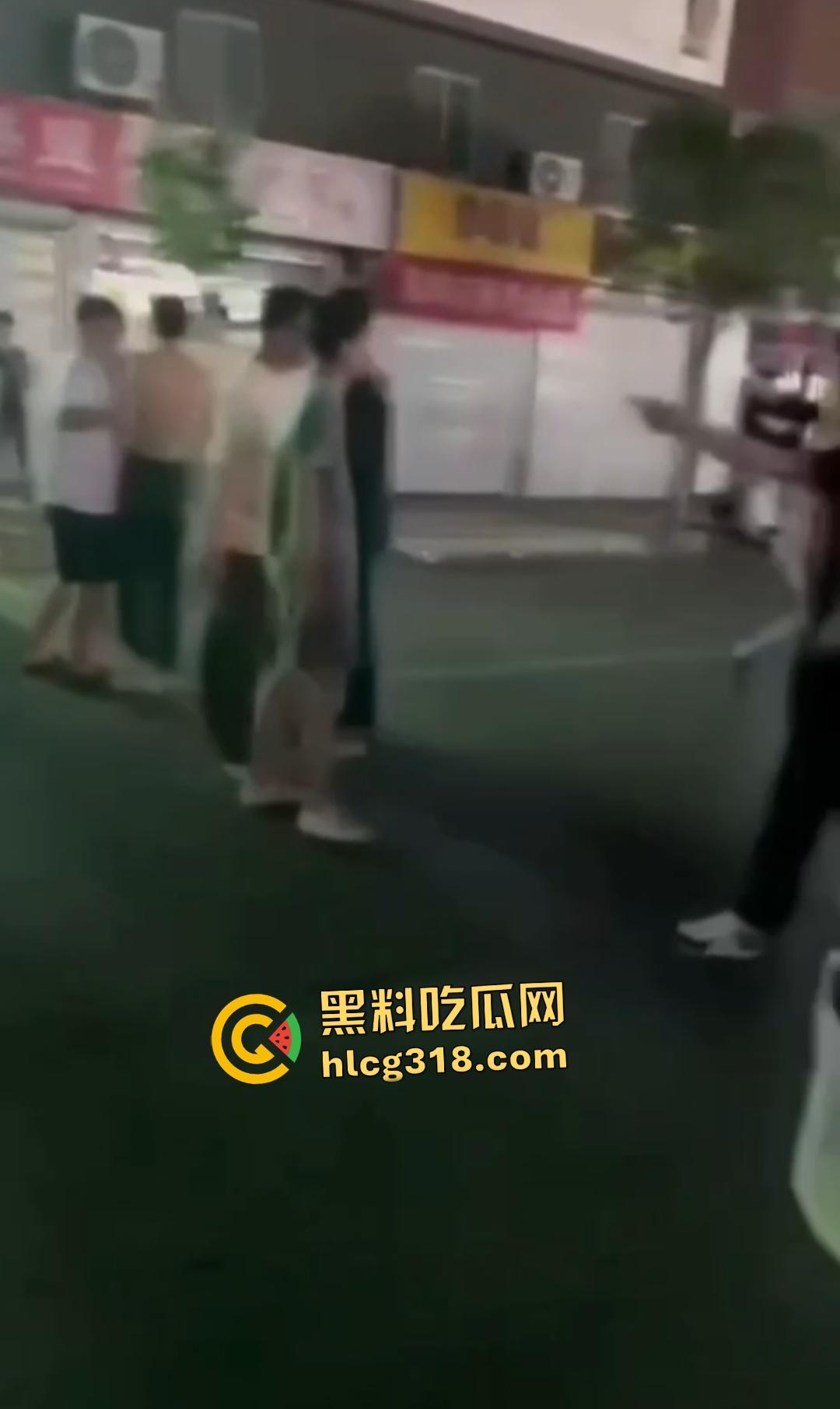 快手【阿彪】叶县商业街被群殴血流满面!直播挑衅引怒,街头惨遭拳脚伺候,场面血腥!-2