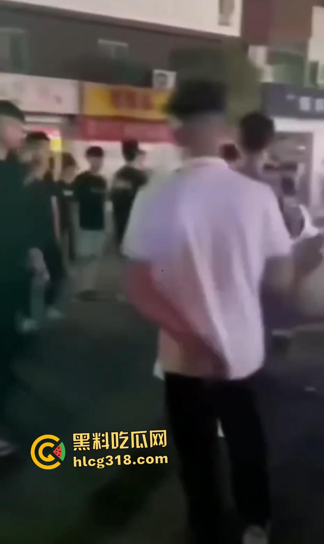 快手【阿彪】叶县商业街被群殴血流满面!直播挑衅引怒,街头惨遭拳脚伺候,场面血腥!-3