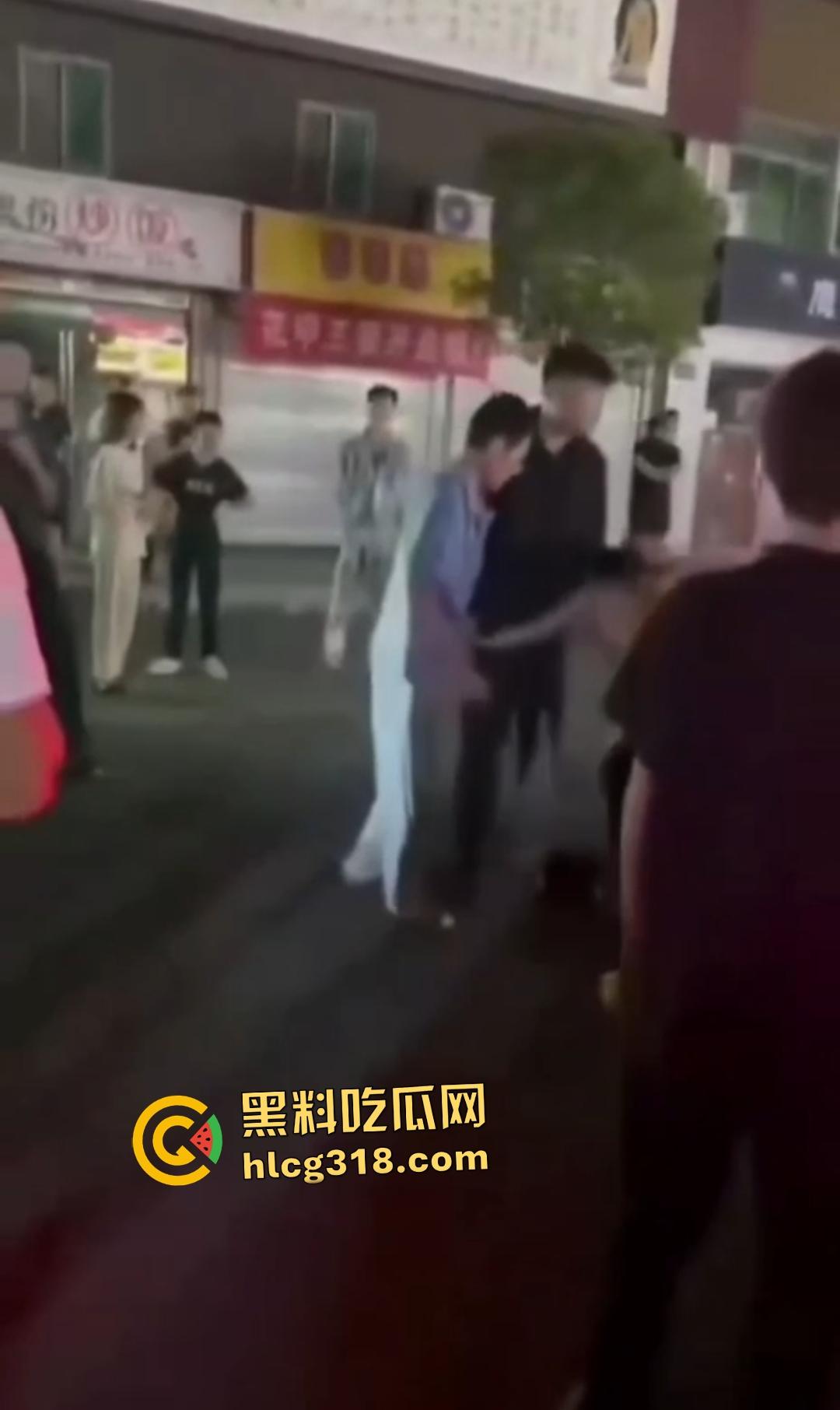 快手【阿彪】叶县商业街被群殴血流满面!直播挑衅引怒,街头惨遭拳脚伺候,场面血腥!-5