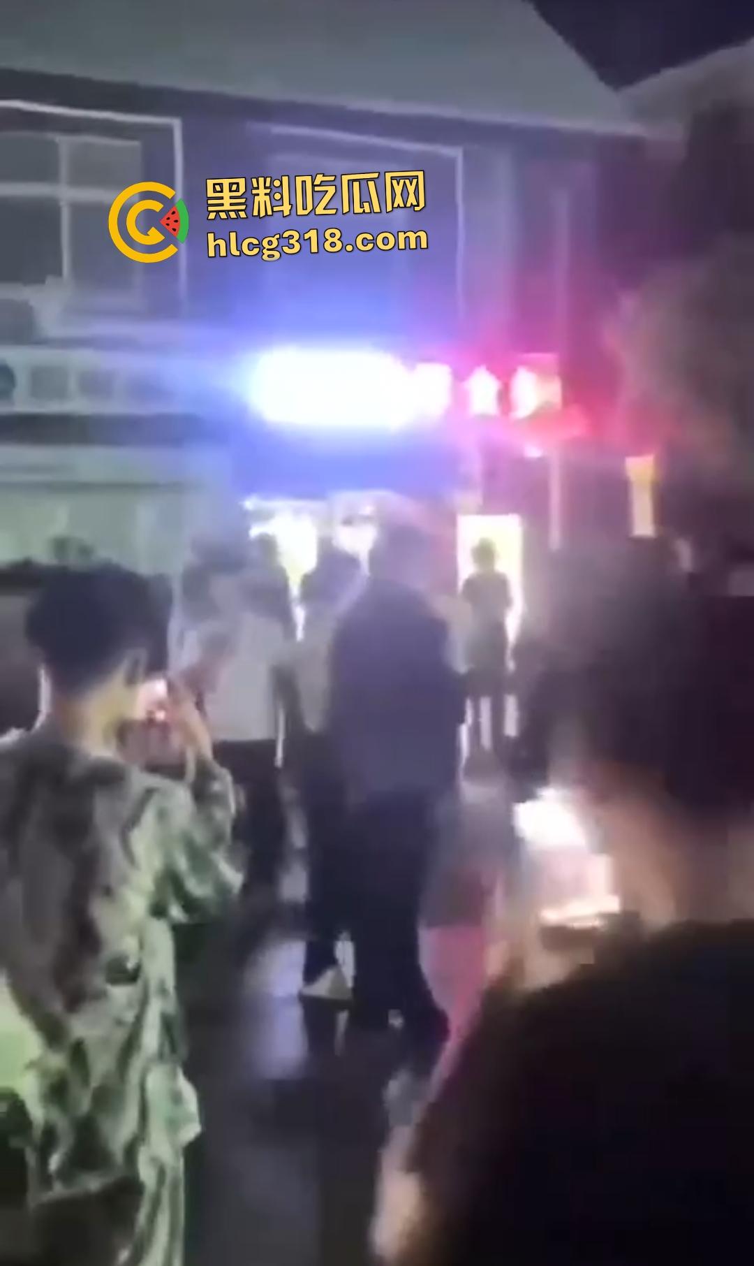 快手【阿彪】叶县商业街被群殴血流满面!直播挑衅引怒,街头惨遭拳脚伺候,场面血腥!-6