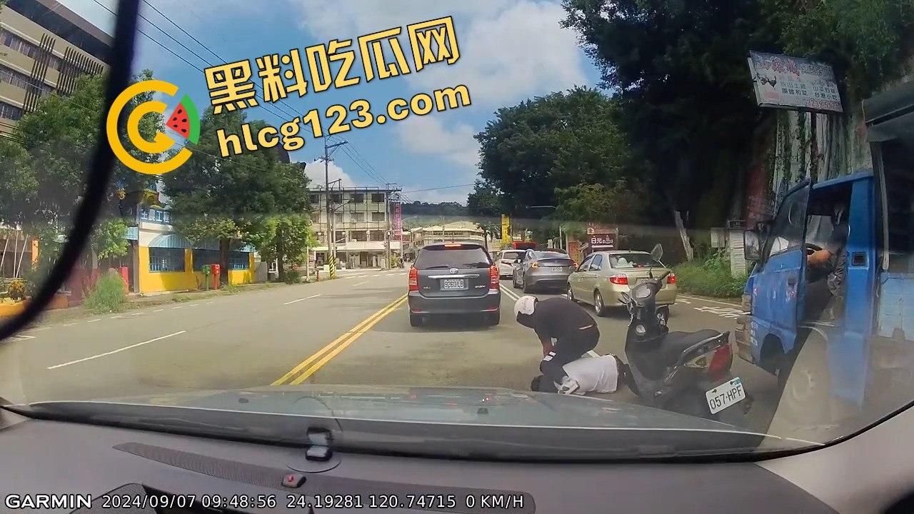 台湾便衣警察摩托车别停货车,上演街头惊险抓捕在逃犯!-2