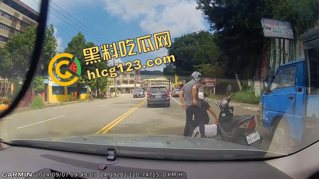 台湾便衣警察摩托车别停货车,上演街头惊险抓捕在逃犯!-9