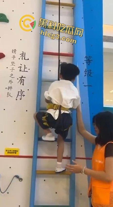 肇庆四会市攀岩小孩掉下来的惊悚瞬间,家长们心碎不已!-1