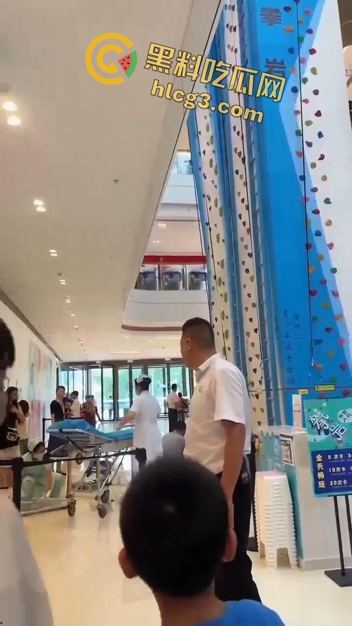 肇庆四会市攀岩小孩掉下来的惊悚瞬间,家长们心碎不已!-7