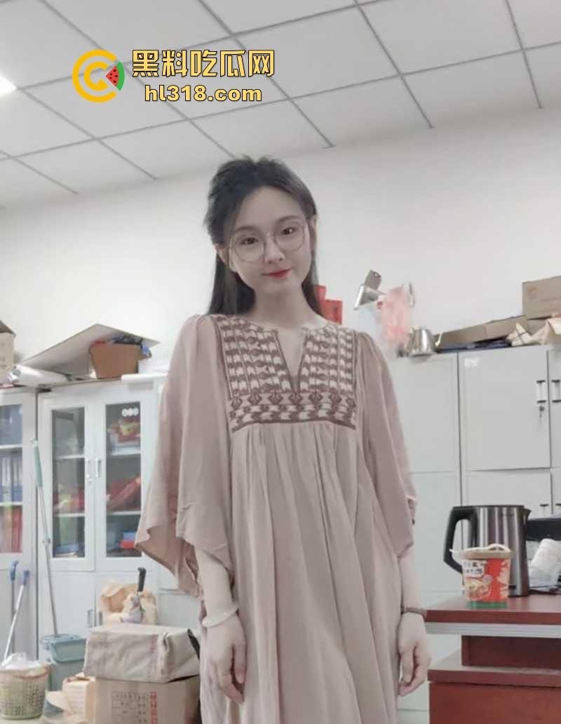 湖南公务员【秦晓酥】不雅视频流出,清纯贤妻良母被领导当狗玩弄,白翘蜜桃臀被无套后入骚气冲天!-3