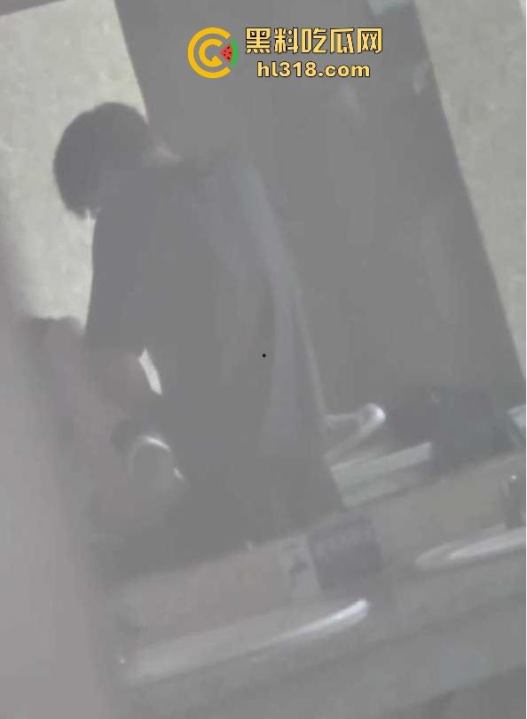 学校厕所洗手台惊现情侣大胆做爱, 极品学妹M腿等待男友狂操,肥臀美乳娇艳欲滴!-4