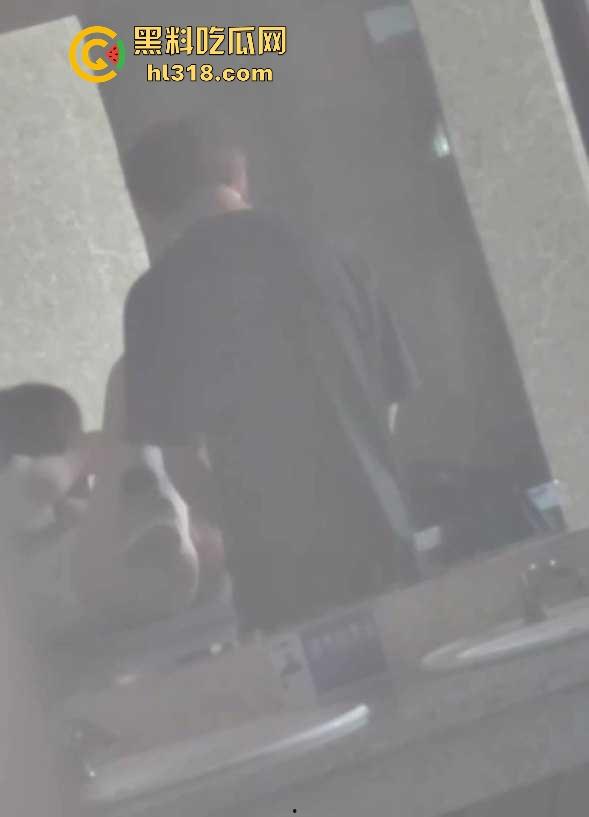 学校厕所洗手台惊现情侣大胆做爱, 极品学妹M腿等待男友狂操,肥臀美乳娇艳欲滴!-6