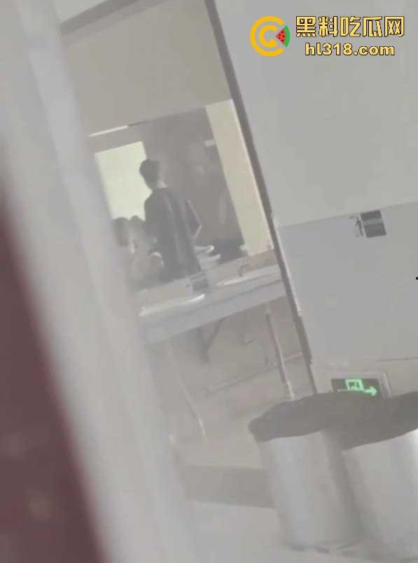 学校厕所洗手台惊现情侣大胆做爱, 极品学妹M腿等待男友狂操,肥臀美乳娇艳欲滴!-7