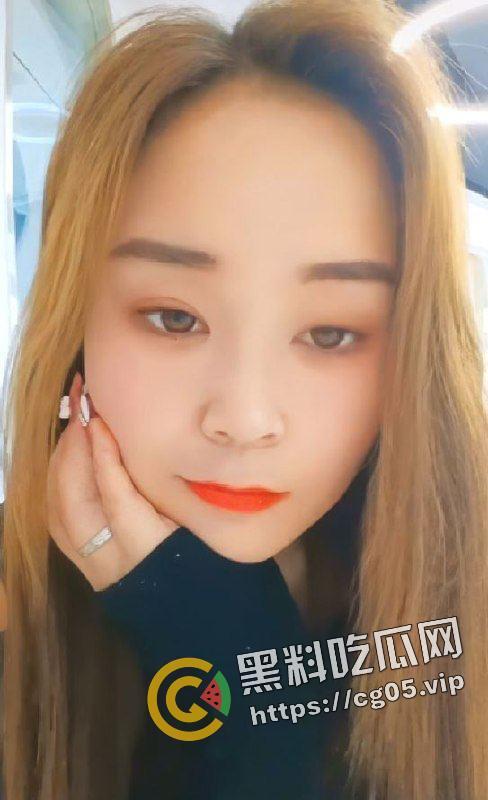 偷拍亲嫂子上厕所!南昌小伙背着亲哥约美女嫂子出去玩 还偷拍嫂子上厕所 第一次见视频比照片还好看的-6