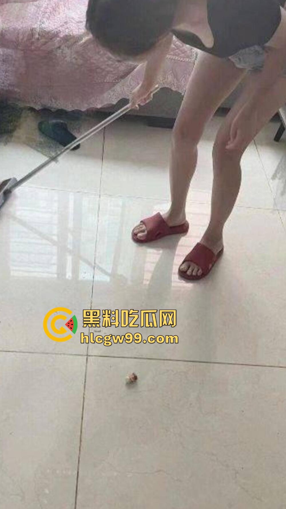 大神强奸美女邻居,NTR少妇当着孩子面娇喘求饶,誓不让老公再碰,声称老公是个废物只为做我的吞精工具!-29