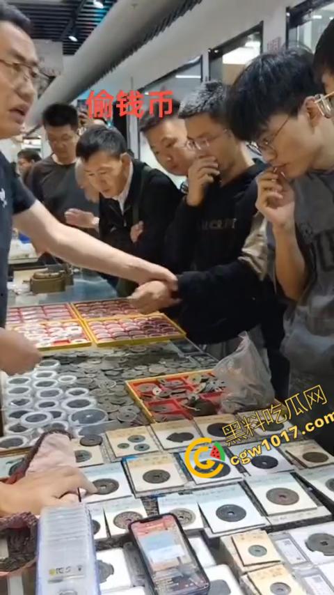 苏州古玩市场无影手被逮:小偷偷币被抓现行,热闹会场瞬间戾气四溢-2