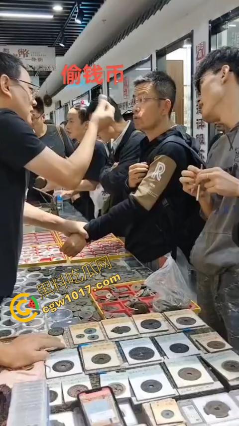 苏州古玩市场无影手被逮:小偷偷币被抓现行,热闹会场瞬间戾气四溢-3