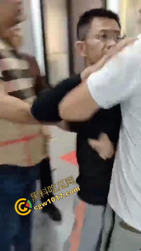 苏州古玩市场无影手被逮:小偷偷币被抓现行,热闹会场瞬间戾气四溢-7