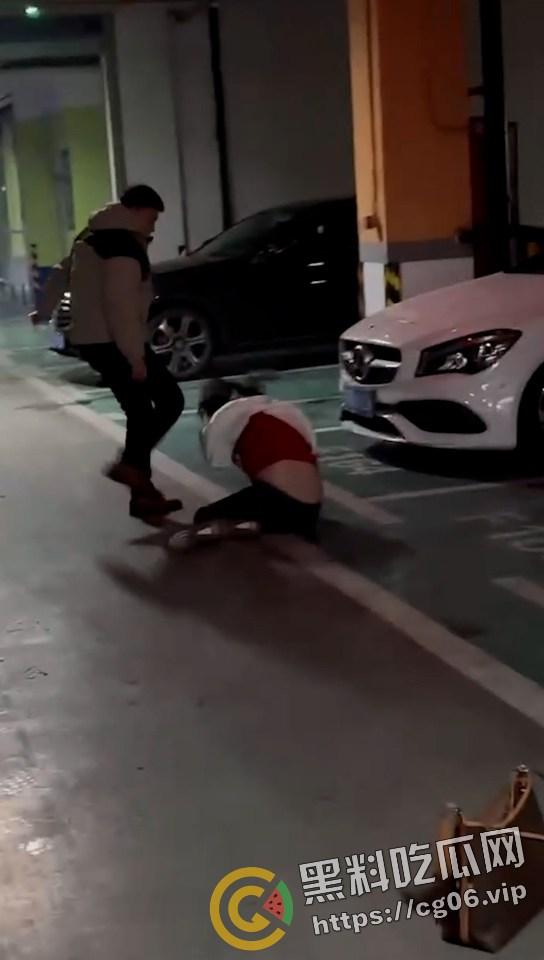 潍坊万达大瓜!地下车库捉奸 场面极其混乱 我带着闺蜜的出轨的老公去捉奸闺蜜和我的老公?-6