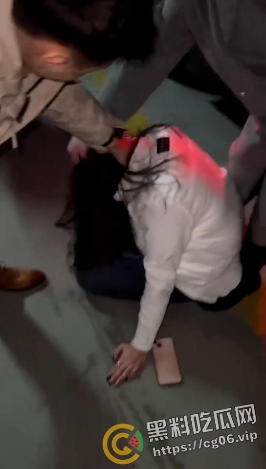 潍坊万达大瓜!地下车库捉奸 场面极其混乱 我带着闺蜜的出轨的老公去捉奸闺蜜和我的老公?-8