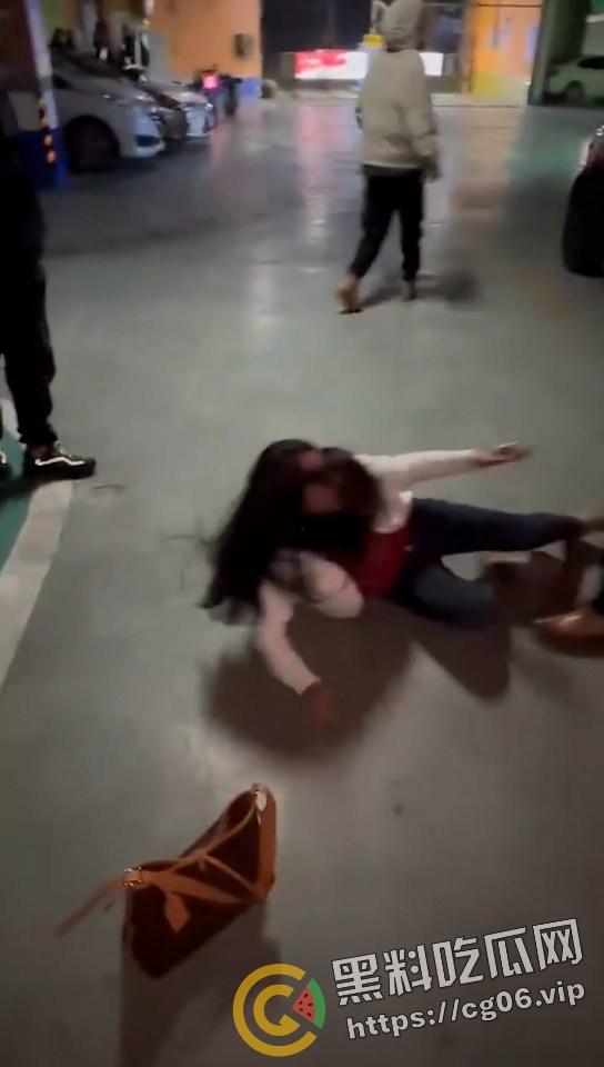 潍坊万达大瓜!地下车库捉奸 场面极其混乱 我带着闺蜜的出轨的老公去捉奸闺蜜和我的老公?-9