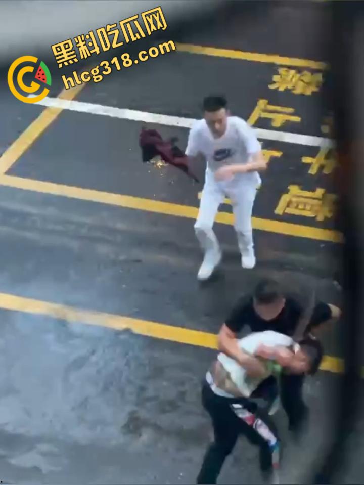 小伙街边无差别砍人,就算劝架也惨被砍,街头刀光血飙骨肉翻开,地上血迹一片看着都感觉痛 !-5